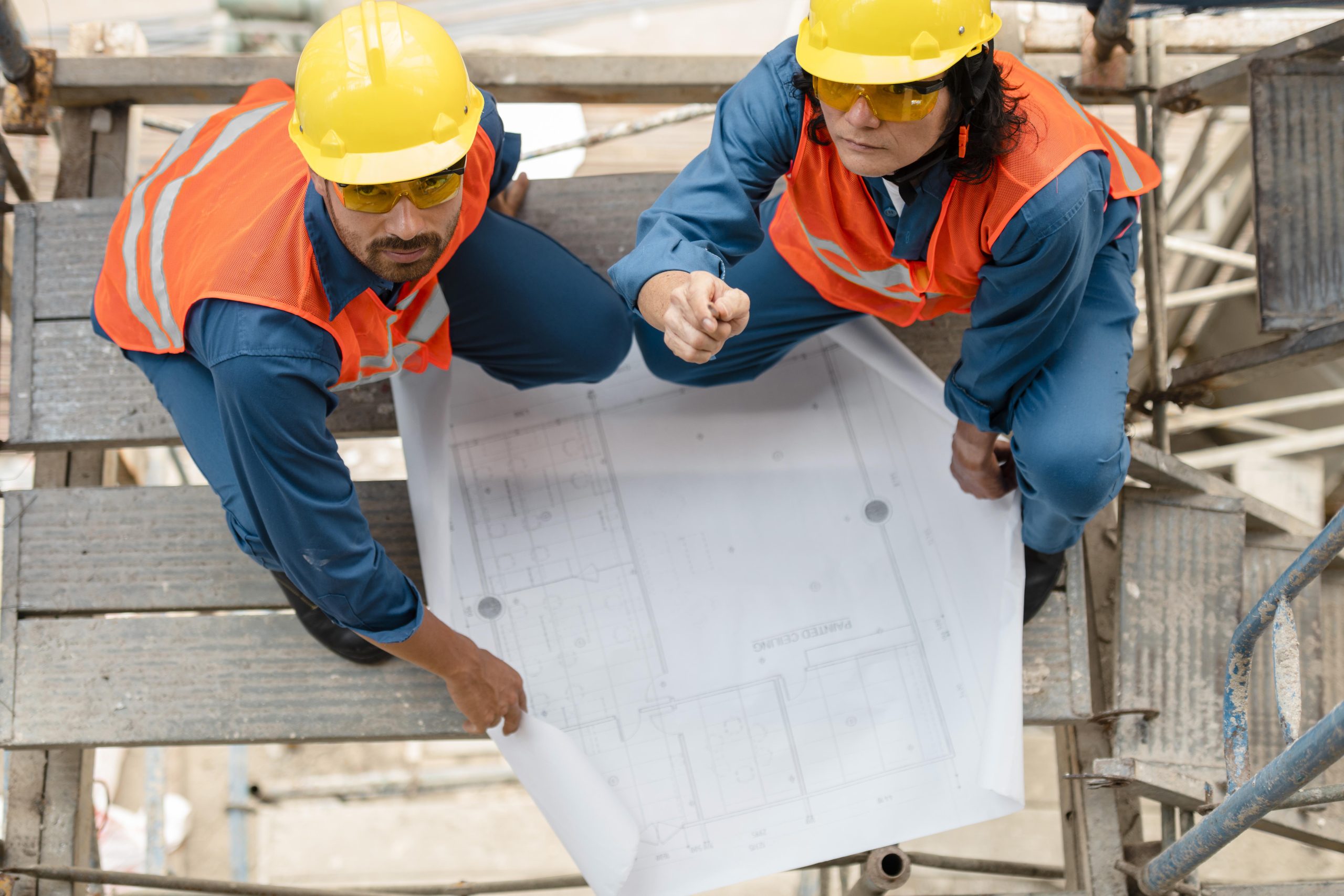 empleados-de-vista-superior-con-equipo-de-seguridad